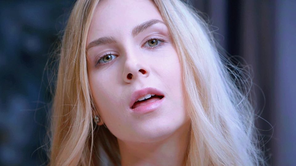 高颜值小姐姐被隔壁做爱的声音搞的欲望勃发，心痒痒受不了约了一个帅哥，让他用肉棒狠狠的抽插菊花释放